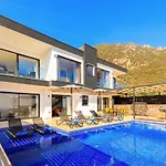 Vila Modern 4 Bedroom With Sea Views & Salt-water Pool