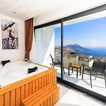 Modern 4 Bedroom With Sea Views & Salt-water Pool Vila *