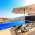Vila Modern 4 Bedroom With Sea Views & Salt-water Pool