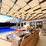 Vila Modern 4 Bedroom With Sea Views & Salt-water Pool *