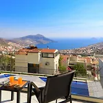 Modern 4 Bedroom With Sea Views & Salt-water Pool Vila