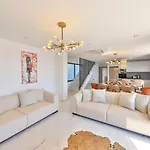 Modern 4 Bedroom With Sea Views & Salt-water Pool Vila *