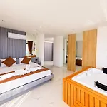 Modern 4 Bedroom With Sea Views & Salt-water Pool Vila *