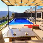 Modern 4 Bedroom With Sea Views & Salt-water Pool *
