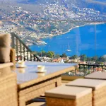 Vila Modern 4 Bedroom With Sea Views & Salt-water Pool
