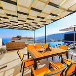Modern 4 Bedroom With Sea Views & Salt-water Pool Vila