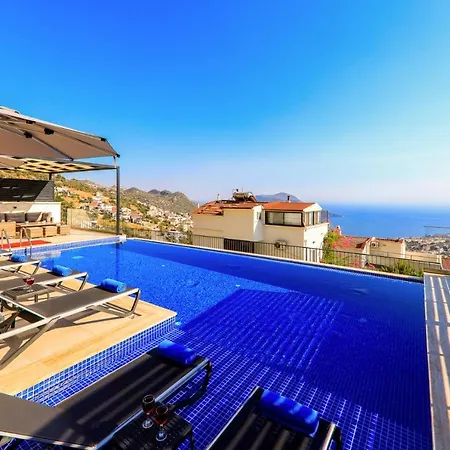 Modern 4 Bedroom With Sea Views & Salt-water Pool Villa *