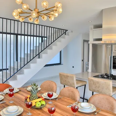 Modern 4 Bedroom With Sea Views & Salt-water Pool *