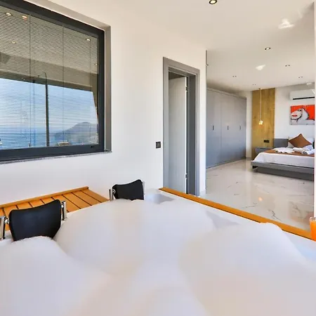 Villa Modern 4 Bedroom With Sea Views & Salt-water Pool *