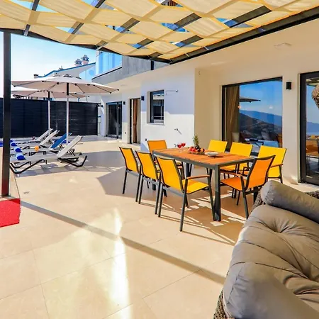Modern 4 Bedroom With Sea Views & Salt-water Pool Villa *
