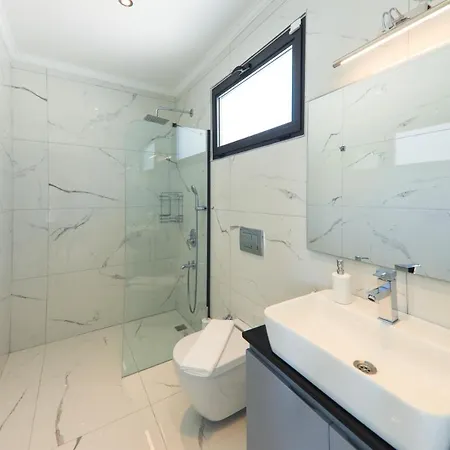 Modern 4 Bedroom With Sea Views & Salt-water Pool