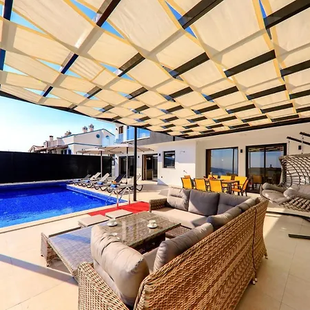 Villa Modern 4 Bedroom With Sea Views & Salt-water Pool *