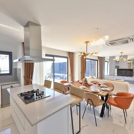 Modern 4 Bedroom With Sea Views & Salt-water Pool Villa *