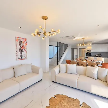 Modern 4 Bedroom With Sea Views & Salt-water Pool Villa *