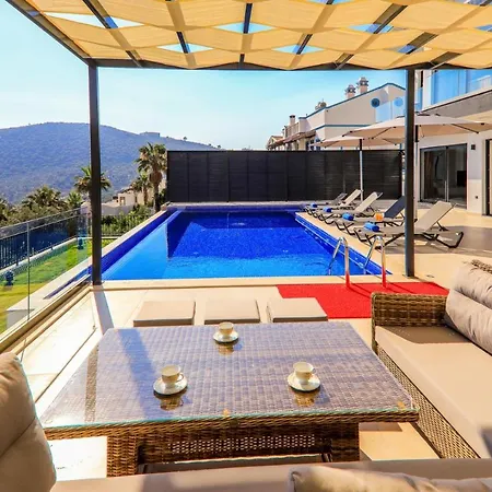 Modern 4 Bedroom With Sea Views & Salt-water Pool *