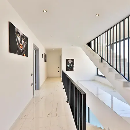 Villa Modern 4 Bedroom With Sea Views & Salt-water Pool