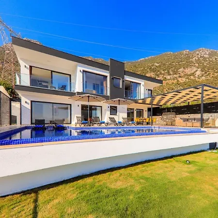 Modern 4 Bedroom With Sea Views & Salt-water Pool Villa *
