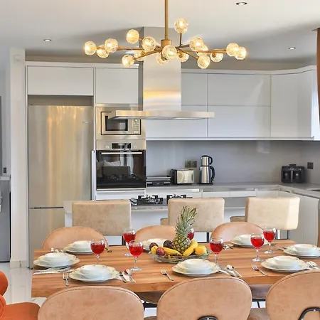 Modern 4 Bedroom With Sea Views & Salt-water Pool *