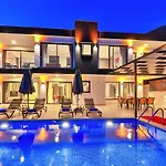 Modern 4 Bedroom With Sea Views & Salt-water Pool *