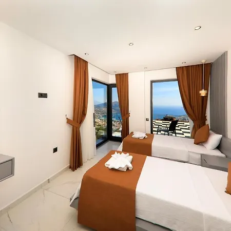 Modern 4 Bedroom With Sea Views & Salt-water Pool カシュ